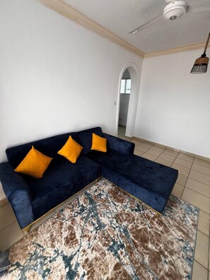 Appartement Deluxe, balcon, vue sur la ville | Aire de séjour | Téléviseur connecté de 24 po avec télévision numérique