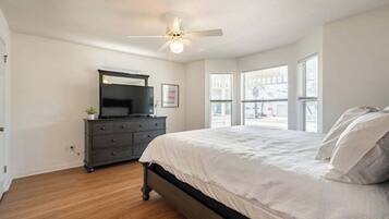 3 bedrooms, desk, WiFi, bed sheets