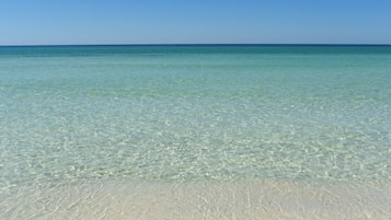 Plage à proximité, chaise longue, serviettes de plage