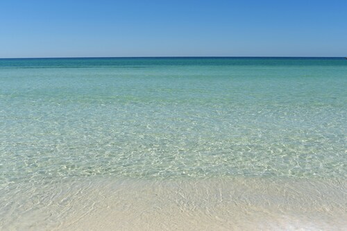 Charming 3-bedroom cottage in fantastic Destin Beach and Pool