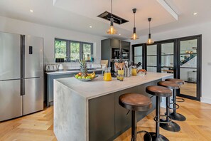 Fridge, microwave, oven, dishwasher