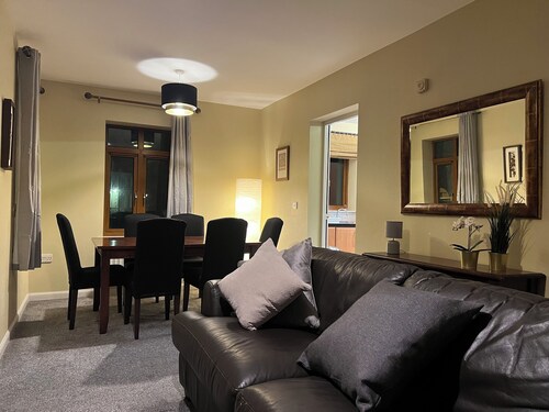 Cosy Malone - 2BR Apartment BT9 W/ Balcony