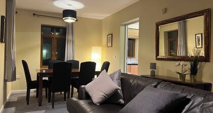 Cosy Malone - 2BR Apartment BT9 W/ Balcony