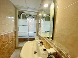 Shower, hair dryer, bidet, towels