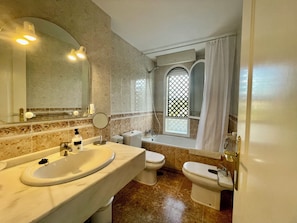 Regadera, secadora de cabello, bidet, toallas