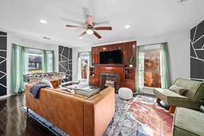 Smart TV, fireplace, table football, books - Charming 4BR Oasis - 8 Min to NRG Rodeo Special!!! (Houston)