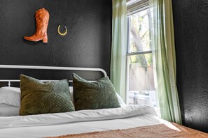 4 bedrooms, in-room safe, desk, iron/ironing board - Charming 4BR Oasis - 8 Min to NRG Rodeo Special!!! (Houston)