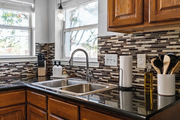 Fridge, microwave, oven, stovetop - Charming 4BR Oasis - 8 Min to NRG Rodeo Special!!! (Houston)