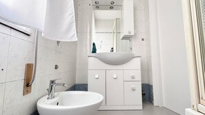Dusche, Haartrockner, Bidet, Handtücher