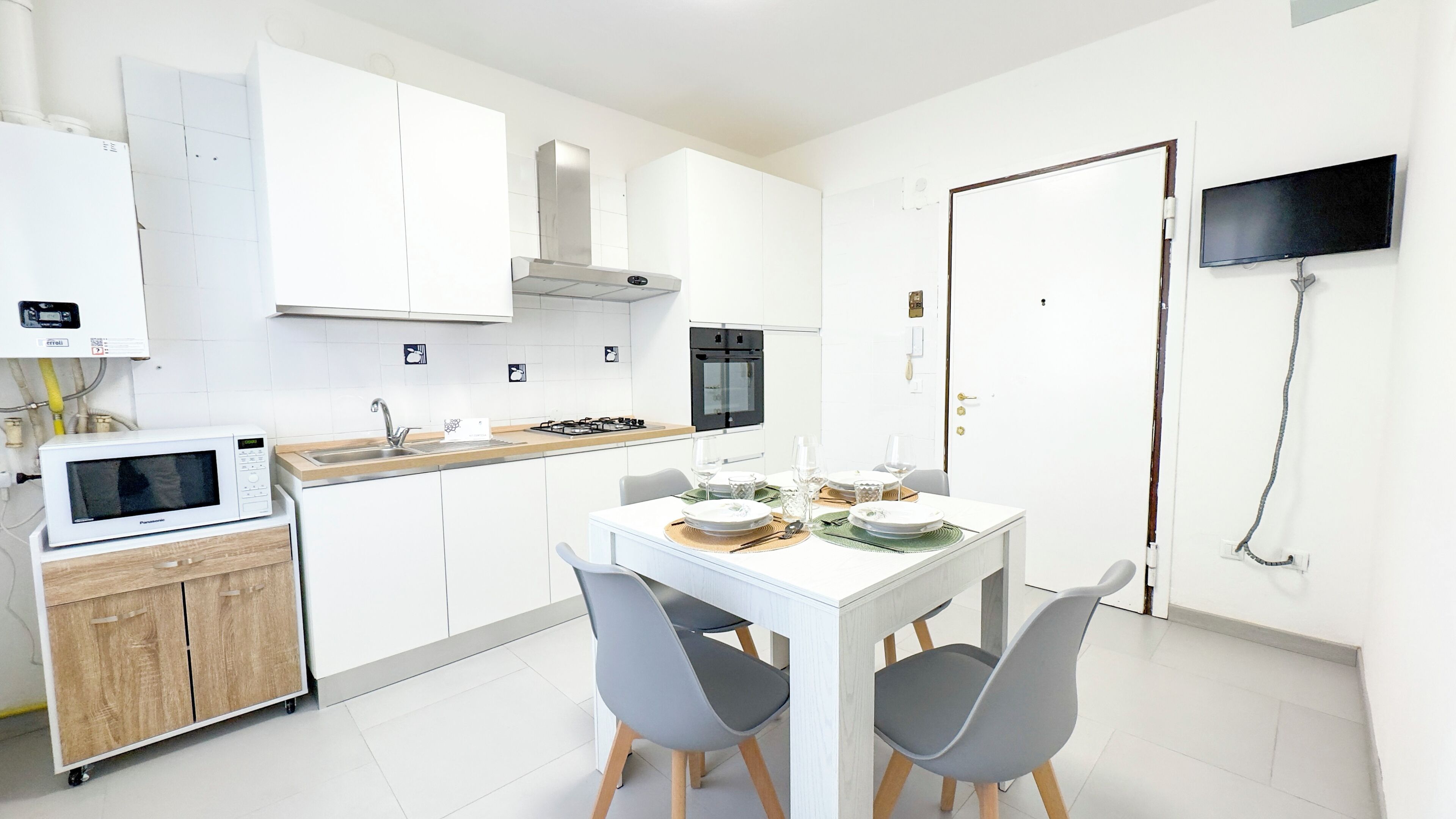 Réfrigérateur, micro-ondes, plaque de cuisson, cafetière/bouilloire