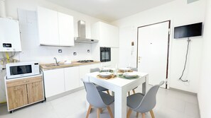 Refrigerador, microondas, parrilla de estufa y cafetera y tetera 