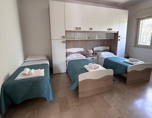 3 Schlafzimmer, Schreibtisch, Bügeleisen/Bügelbrett, WLAN