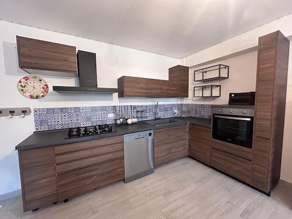 Kühlschrank, Mikrowelle, Ofen, Herdplatte