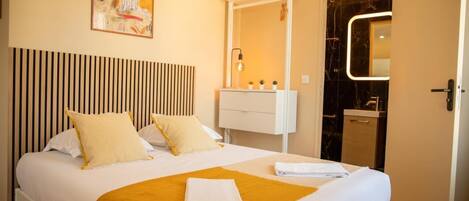 Classic Double Room, Kitchenette | Wi-fi percuma