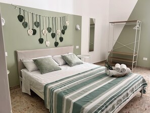 2 室のベッドルーム、デスク、WiFi、ベッドシーツ