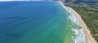 Baden 96 - Rainbow Shores. Pool, Outdoor spa, tennis court, walk to beach