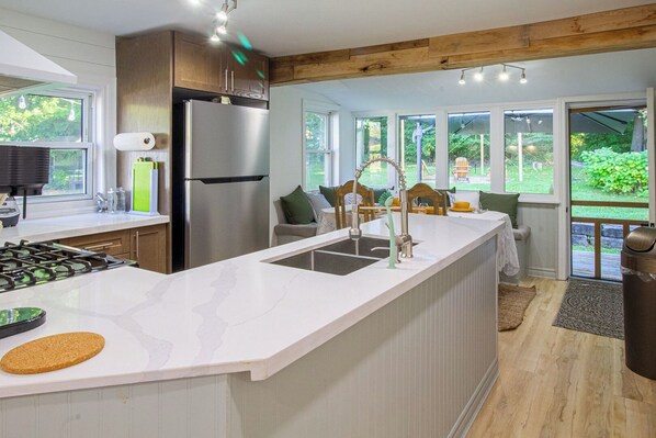 ثلاجة، ميكروويف، فرن، موقد طهي مسطح