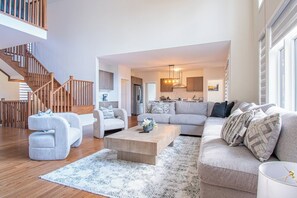 Smart-tv, pejs, dvd-afspiller, bordtennisbord