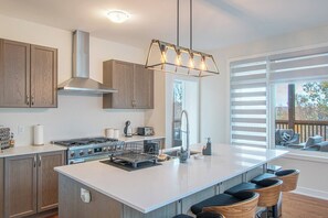 Réfrigérateur, four à micro-ondes, un four, surface de cuisson