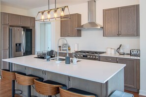 Fridge, microwave, oven, stovetop - Muskoka Hills - Four Bedroom Cottage, Sleeps 8 (Huntsville)