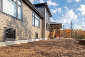 Exterior - Muskoka Hills - Four Bedroom Cottage, Sleeps 8 (Huntsville)