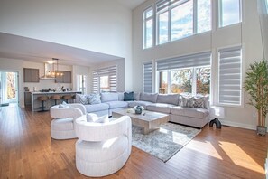 Smart-TV, Kamin, DVD-Player, Tischtennisplatte