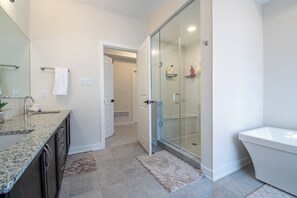 Haartrockner, Handtücher, Toilettenpapier