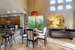 冷蔵庫、電子レンジ、オーブン、コンロ