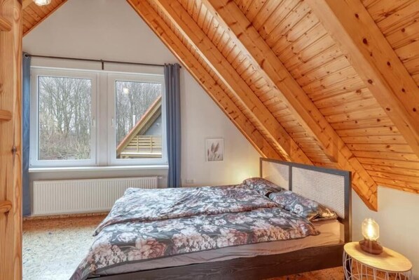 2 bedrooms, iron/ironing board, travel cot, WiFi