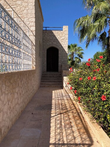 Oriental smile Comfort of today and yesteryear A warm welcome and everything's fine