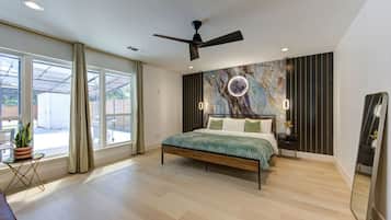 4 slaapkamers, een bureau, een strijkplank/strijkijzer, reisbedje