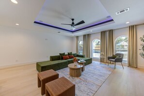 Téléviseur connecté, foyer, jeux vidéo, table de ping-pong