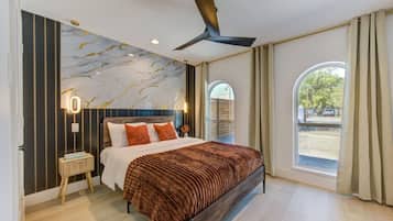 4 soverom, skrivebord, strykejern/-brett og reiseseng for barn