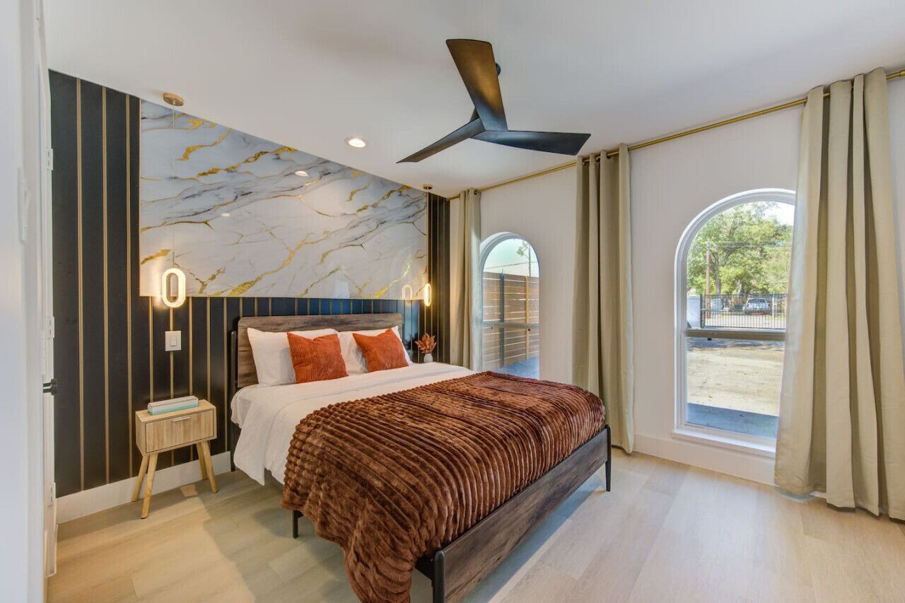 4 عدّة غرف نوم ومكتب ومكواة/لوح كي وسرير سفر