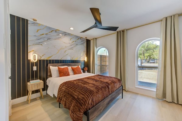 4 chambres, bureau, fer et planche à repasser, lit parapluie