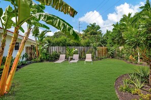 Property grounds - Charming 2-bedroom house in gorgeous Fort Lauderdale with WiFi, AC (Fort Lauderdale)