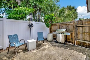 Terrace/patio - Charming 2-bedroom house in gorgeous Fort Lauderdale with WiFi, AC (Fort Lauderdale)