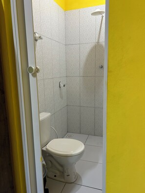 Douche, bidet, serviettes fournies, savon