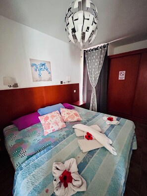 1 habitación, tabla de planchar con plancha, wifi gratis y ropa de cama 