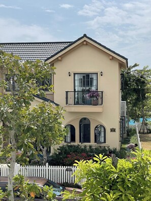 Televisión LCD de 35 pulgadas con canales por cable