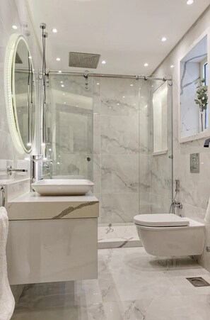 Bidet, towels, soap, shampoo