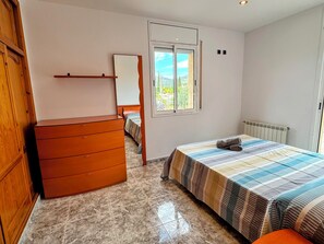 5 chambres, fer et planche à repasser, Wi-Fi, draps fournis