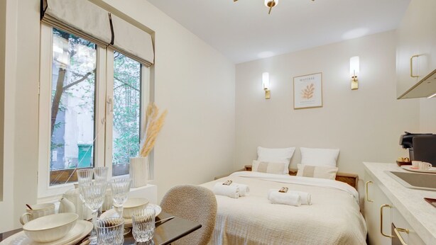 Iron/ironing board (on request), WiFi (free), bed sheets - Maison Belleville (Paris)