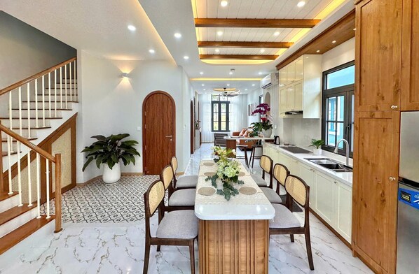 35-吋 LCD 液晶電視，提供有線頻道