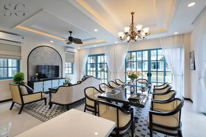 Familievilla, 3 soverom, terrasse, hageutsikt | Oppholdsområde | En 35-tommers LCD-TV med kabel-kanaler