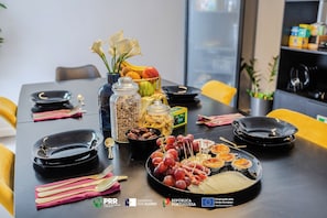 Free daily continental breakfast  - Vagabond Mermaid Guesthouse (Ponta Delgada)
