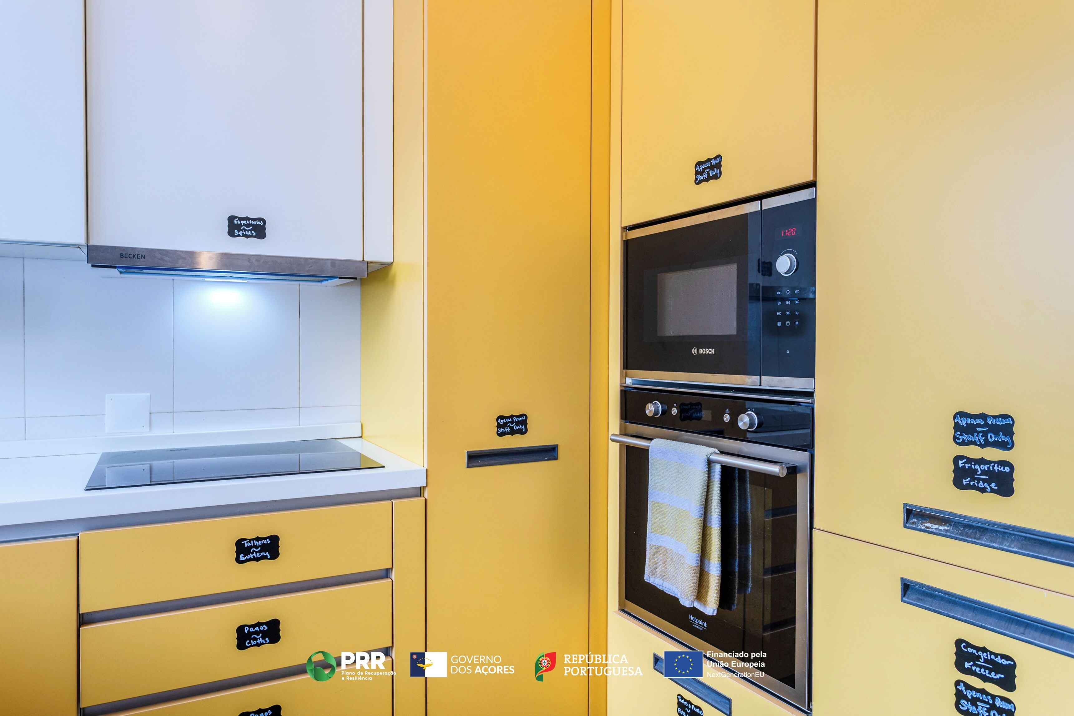 Frigorífico grande, microondas, horno y placa de cocina