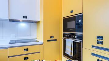 Frigorífico grande, microondas, horno y placa de cocina