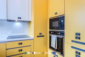 Full-sized fridge, microwave, oven, stovetop - Vagabond Mermaid Guesthouse (Ponta Delgada)