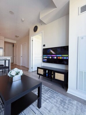 Interior - Luxury 1+Den, Balcony, City View, Free Parking (Mississauga)